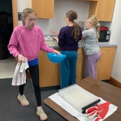 Participants wash dishes.